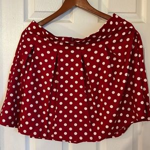 Neve worn, high waste pleated skirt.